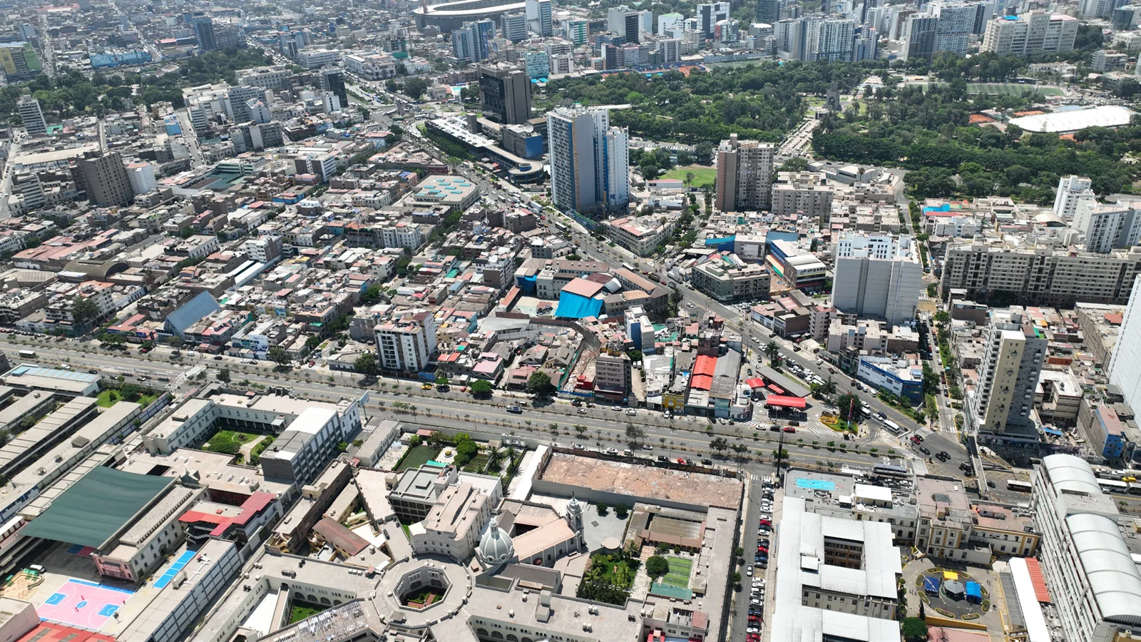 Vista aérea: Broadway Residencial frente a Campo de Marte, C.C. La Rambla y Hospital del Niño